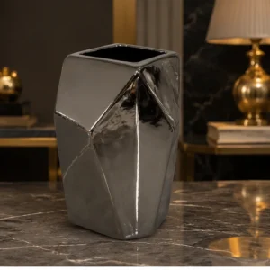 Vase Décoratif Géométrique Gris Anthracite – Design Sculptural Facetté et Finition Métallisée pour un Intérieur Moderne, Chic et Luxueux
