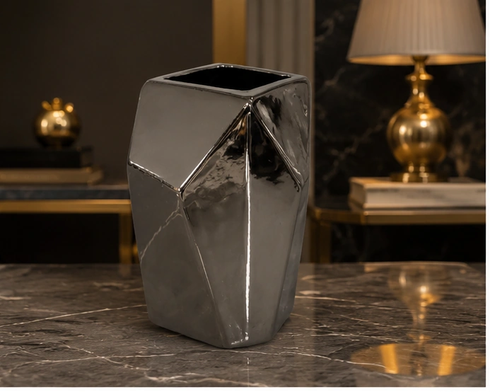 Vase Décoratif Géométrique Gris Anthracite – Design Sculptural Facetté et Finition Métallisée pour un Intérieur Moderne, Chic et Luxueux