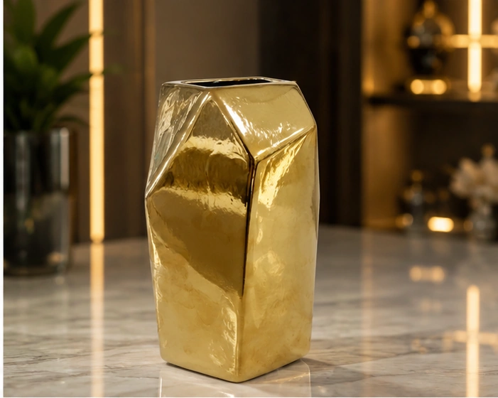 Vase Décoratif Géométrique Doré – Design Sculptural Facetté et Finition Métallisée Brillante pour un Intérieur Moderne, Chic et Luxueux – Image 3
