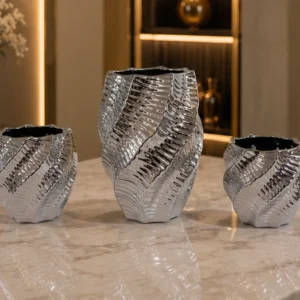 Ensemble de Trois Vases Décoratifs en Verre Argenté – Design Sculptural Ondulé et Finition Raffinée