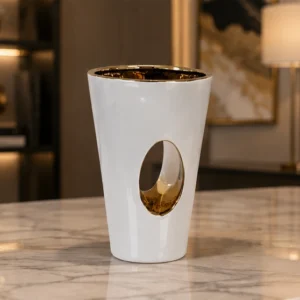 Vase Décoratif Blanc et Doré au Design Sculptural – Finition Raffinée et Élégance Contemporaine