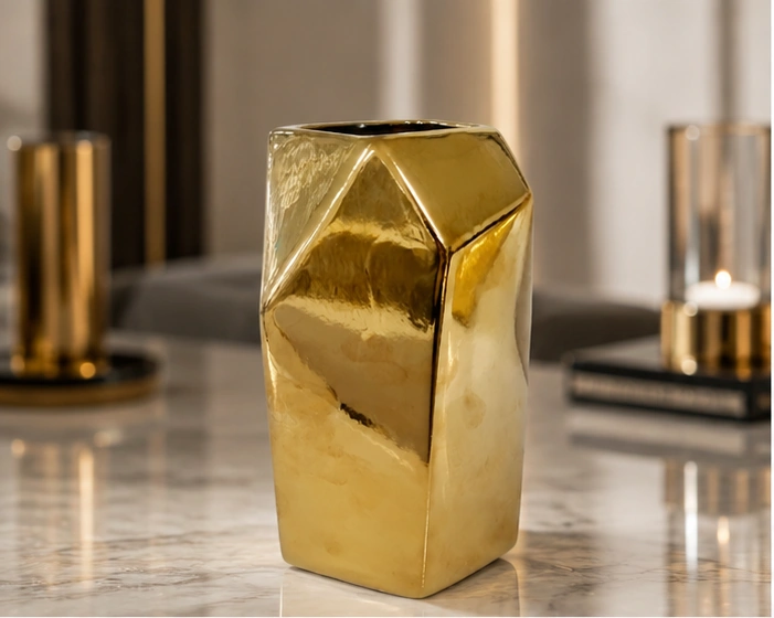 Vase Décoratif Géométrique Doré – Design Sculptural Facetté et Finition Métallisée Brillante pour un Intérieur Moderne, Chic et Luxueux – Image 2