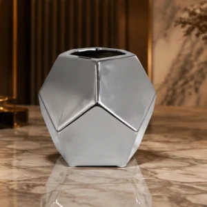 Vase Décoratif Géométrique Argenté – Design Sculptural Facetté et Finition Métallisée pour un Intérieur Moderne, Chic et Luxueux