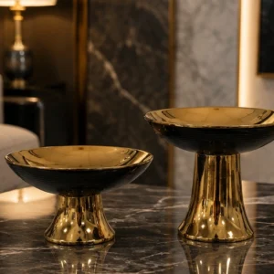 Ensemble de Deux Coupes Décoratives Dorées sur Pied – Design Sculptural, Moderne et Luxueux