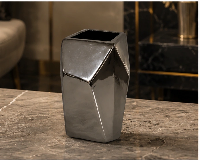 Vase Décoratif Géométrique Gris Anthracite – Design Sculptural Facetté et Finition Métallisée pour un Intérieur Moderne, Chic et Luxueux – Image 3