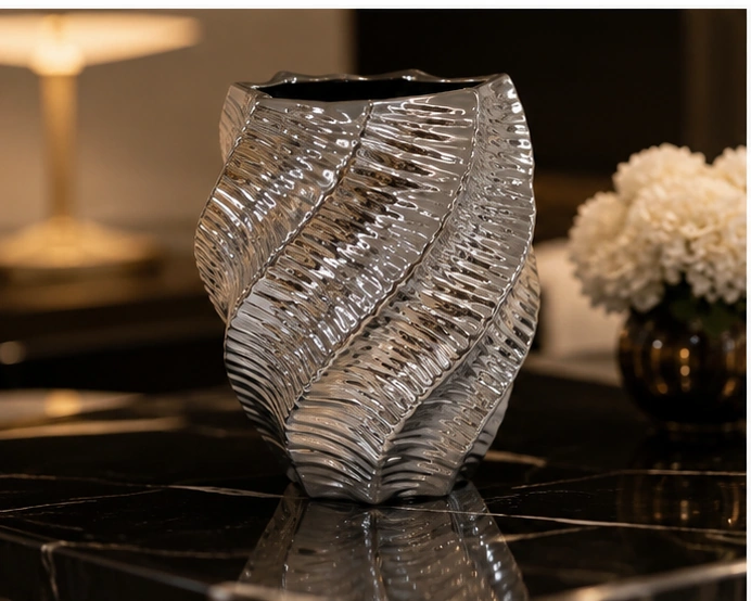 Vase Décoratif Sculptural en Céramique Argentée – Design Organique à Relief Texturé pour un Intérieur Moderne et Luxueux – Image 4