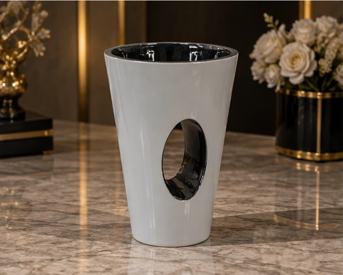 Vase Décoratif Blanc et Noir au Design Sculptural – Détail Ovale et Finition Élégante – Image 4