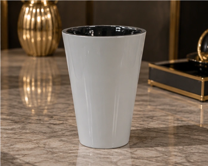 Vase Décoratif Blanc et Noir au Design Sculptural – Détail Ovale et Finition Élégante – Image 5