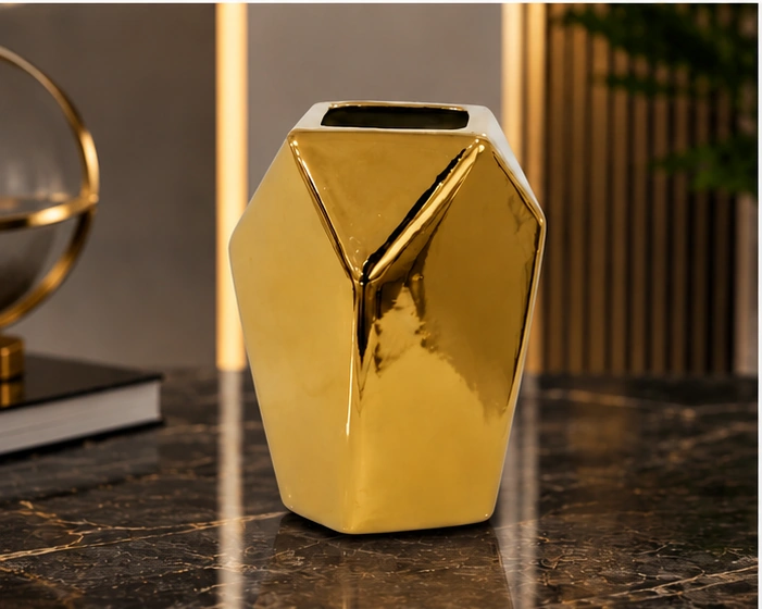 Vase Décoratif Géométrique Doré – Design Sculptural Facetté et Finition Métallisée Brillante pour un Intérieur Moderne, Chic et Luxueux