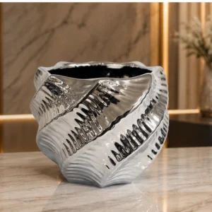 Vase Décoratif Design en Céramique Argentée – Finition Métallisée et Forme Sculpturale pour un Intérieur Moderne et Raffiné