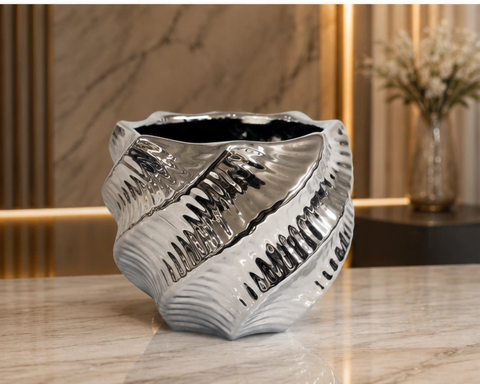 Vase Décoratif Design en Céramique Argentée – Finition Métallisée et Forme Sculpturale pour un Intérieur Moderne et Raffiné