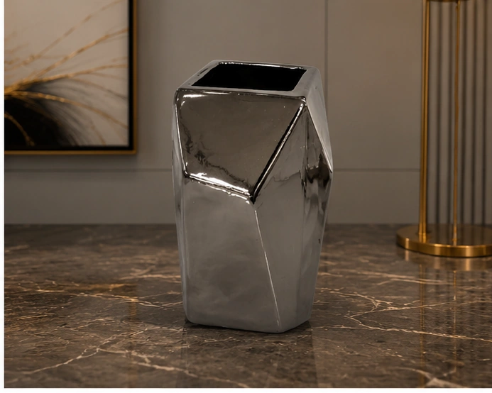 Vase Décoratif Géométrique Gris Anthracite – Design Sculptural Facetté et Finition Métallisée pour un Intérieur Moderne, Chic et Luxueux – Image 4