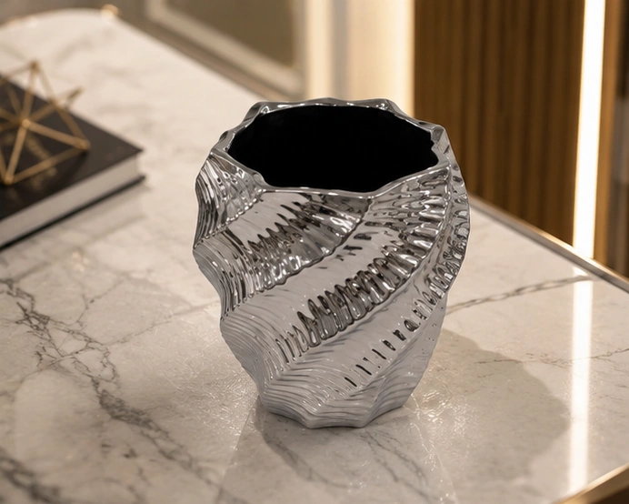 Vase Décoratif Sculptural en Céramique Argentée – Design Organique à Relief Texturé pour un Intérieur Moderne et Luxueux – Image 3