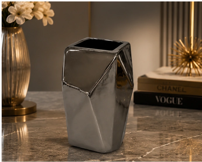 Vase Décoratif Géométrique Gris Anthracite – Design Sculptural Facetté et Finition Métallisée pour un Intérieur Moderne, Chic et Luxueux – Image 2