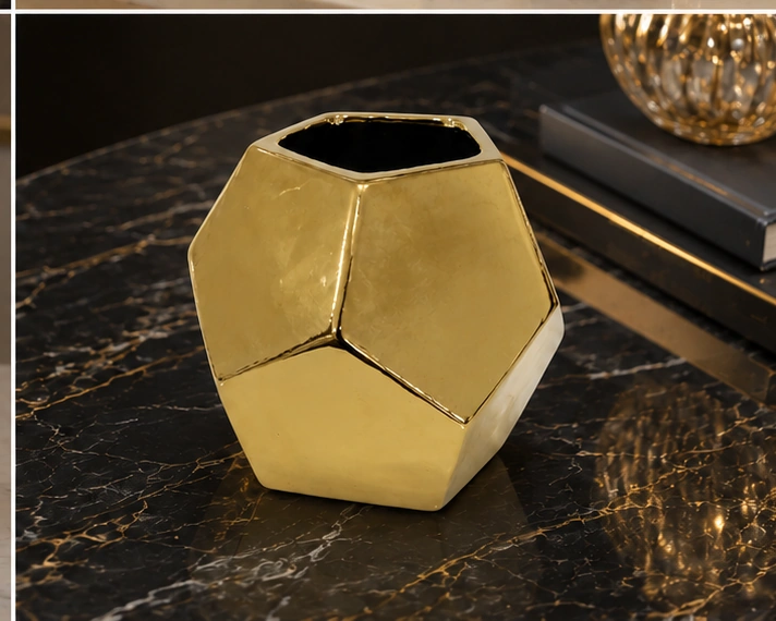 Vase Décoratif Géométrique en Finition Dorée – Design Sculptural Contemporain pour un Intérieur Moderne, Élégant et Luxueux – Image 5