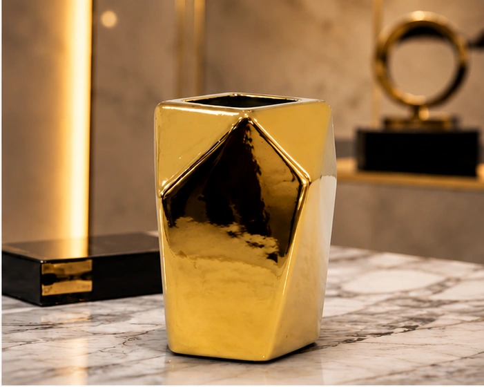 Vase Décoratif Géométrique Doré – Design Sculptural Facetté et Finition Métallisée Brillante pour un Intérieur Moderne, Chic et Luxueux – Image 4