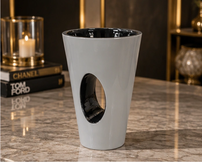 Vase Décoratif Blanc et Noir au Design Sculptural – Détail Ovale et Finition Élégante – Image 3