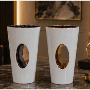 Ensemble de Deux Vases Décoratifs Blancs et Dorés – Design Sculptural, Élégant et Contemporain