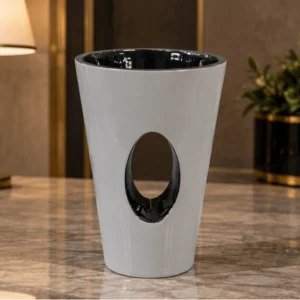 Vase Décoratif Blanc et Noir au Design Sculptural – Détail Ovale et Finition Élégante