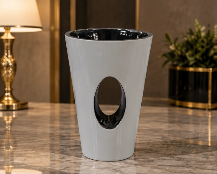 Vase Décoratif Blanc et Noir au Design Sculptural – Détail Ovale et Finition Élégante
