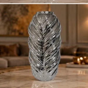 Vase Décoratif Sculptural en Céramique Argentée – Motif Feuillage en Relief et Finition Métallisée pour un Intérieur Moderne et Luxueux