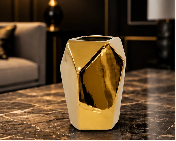 Vase Décoratif Géométrique Doré – Design Sculptural Facetté et Finition Métallisée Brillante pour un Intérieur Moderne, Chic et Luxueux – Image 3