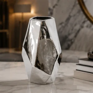 Vase Décoratif Géométrique Argenté – Design Sculptural Facetté et Finition Métallisée Brillante pour un Intérieur Moderne, Chic et Luxueux