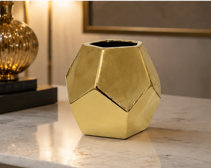 Vase Décoratif Géométrique en Finition Dorée – Design Sculptural Contemporain pour un Intérieur Moderne, Élégant et Luxueux