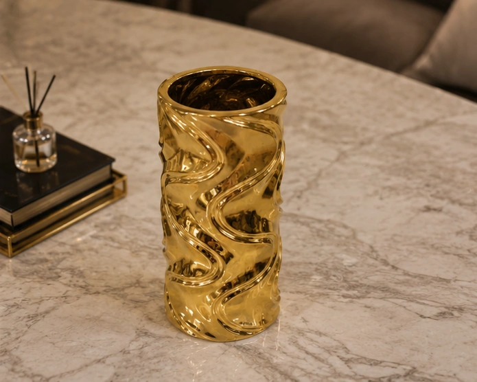 Vase Décoratif Doré Sculptural – Pièce Élégante au Design Moderne – Image 5