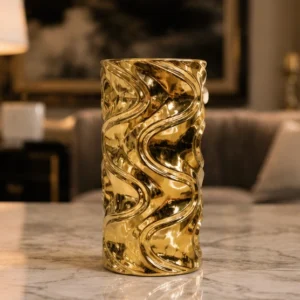 Vase Décoratif Doré Sculptural – Pièce Élégante au Design Moderne