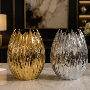 Ensemble de Deux Vases Décoratifs Doré et Argenté – Design Sculptural, Relief Ondulé et Finition Luxueuse
