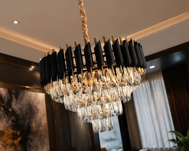 Lustre Suspendu Décoratif en Cristal et Métal Noir – Design Noir et Doré avec Cascade de Cristaux pour un Intérieur Moderne et Luxueux – Image 3
