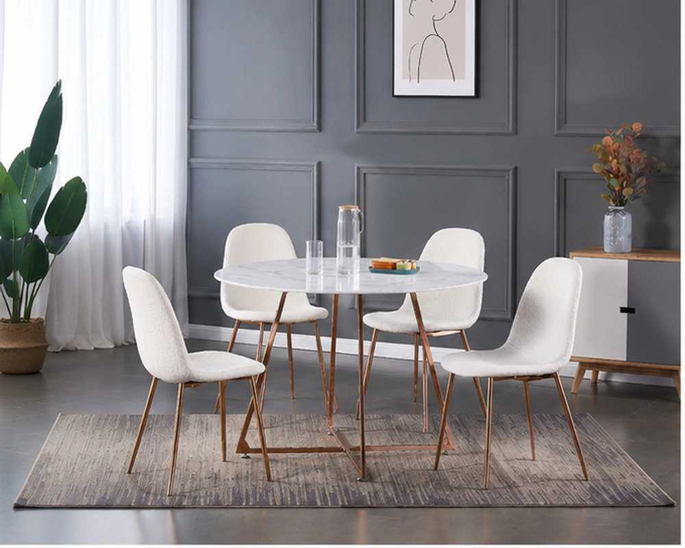 Table Ronde Style Scandinave avec 4 Chaises Blanches et Structure Bois Naturel - Ensemble Table à Manger Ronde Blanche Effet Marbre avec Chaises Blanches Pieds Bois