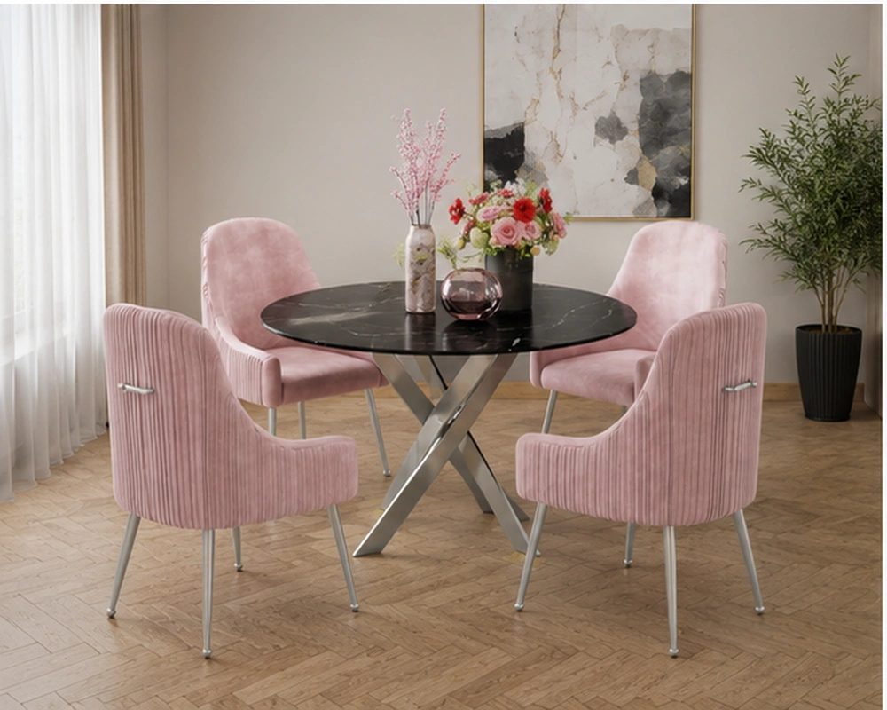 Table Ronde Design Moderne avec 4 Chaises Rose et Pieds Chromés Élégants - Ensemble Table à Manger Ronde Noire Effet Marbre avec Chaises Velours Rose